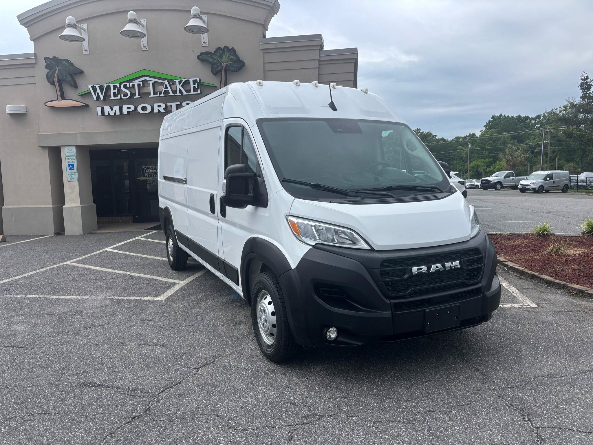 Used 2024 RAM ProMaster 2500 w/ Convenience Group FWD image 3