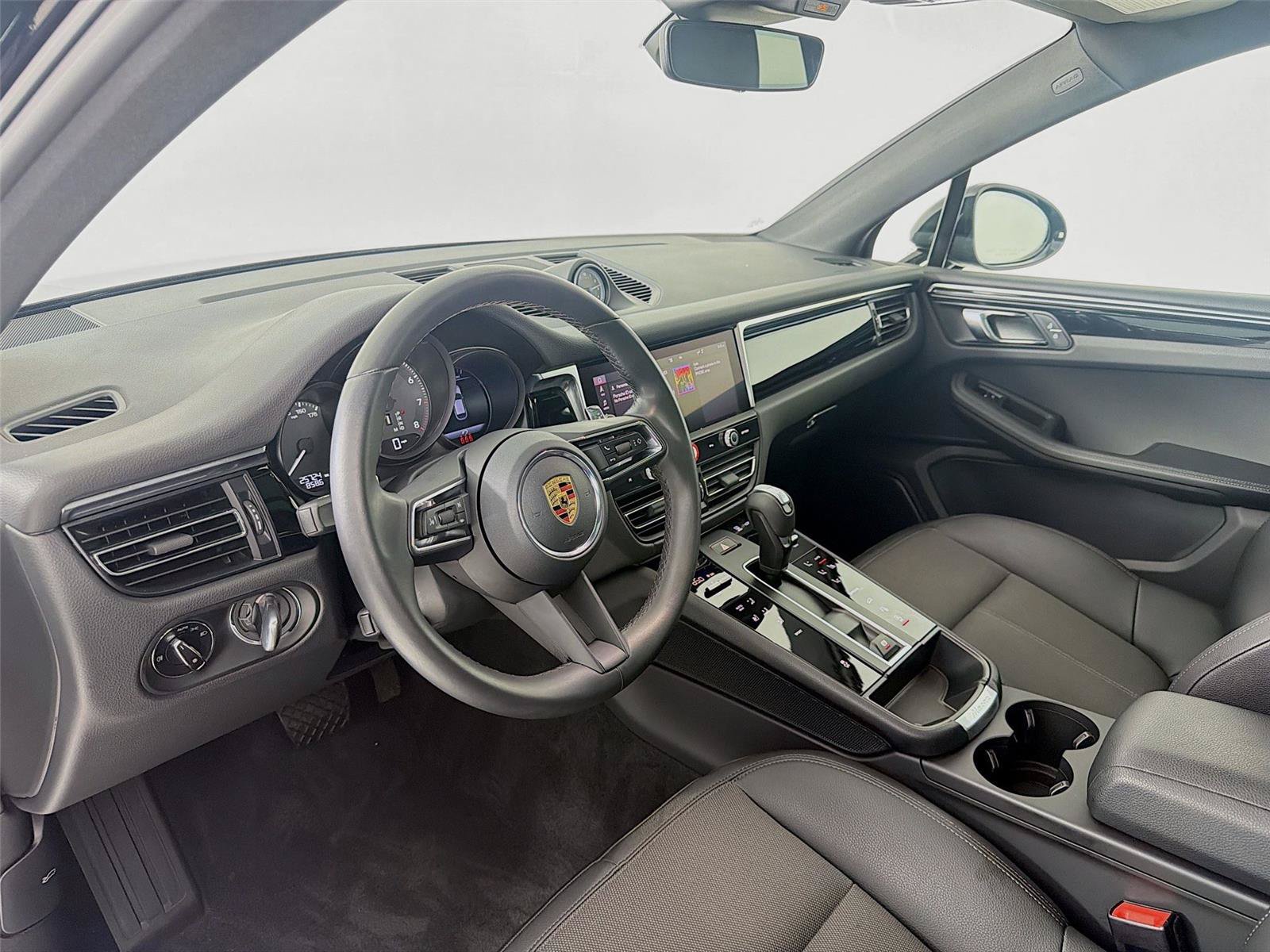 Certified 2023 Porsche Macan AWD/4WD image 4