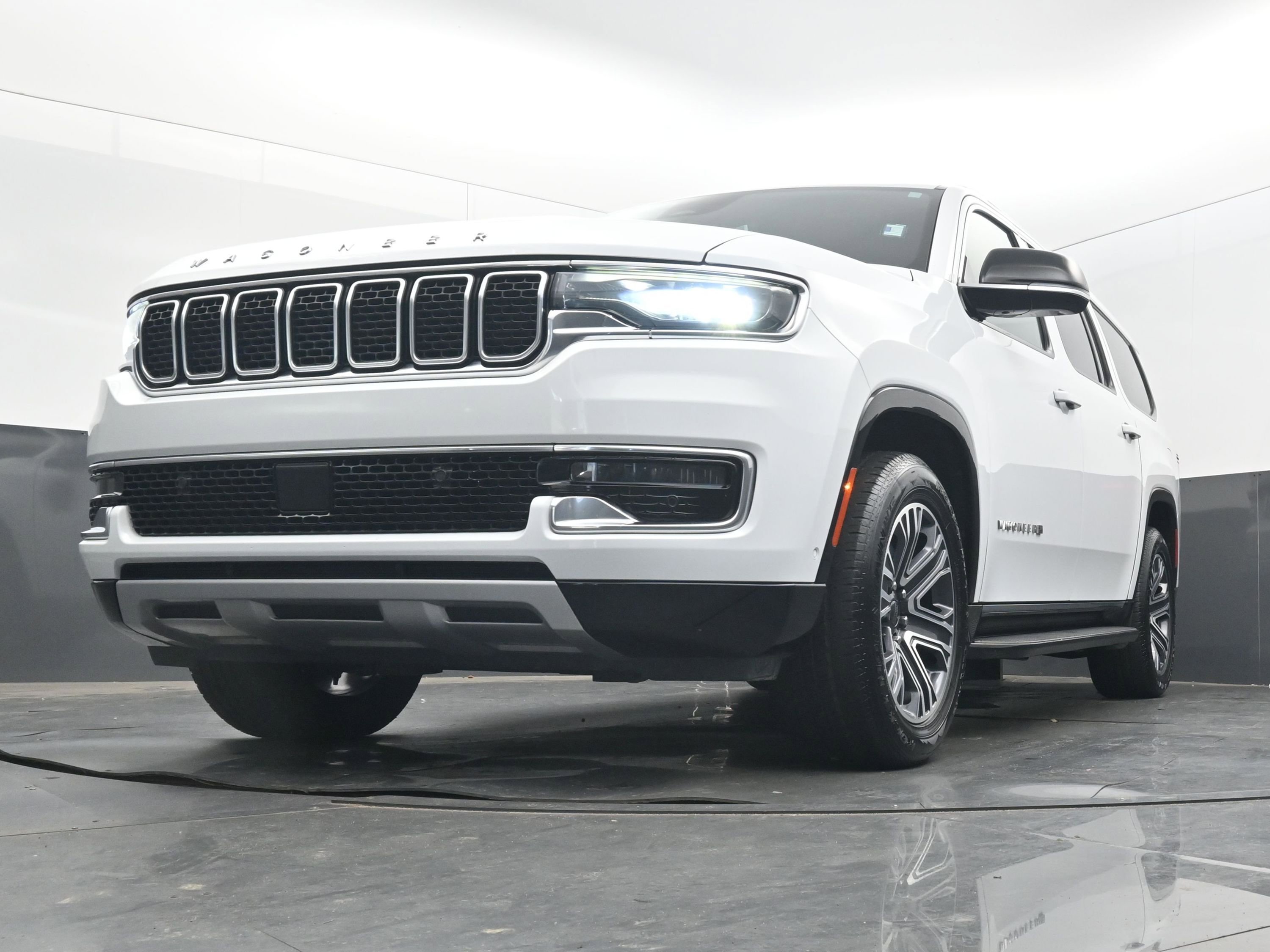 Used 2023 Jeep Wagoneer L Series II image 25