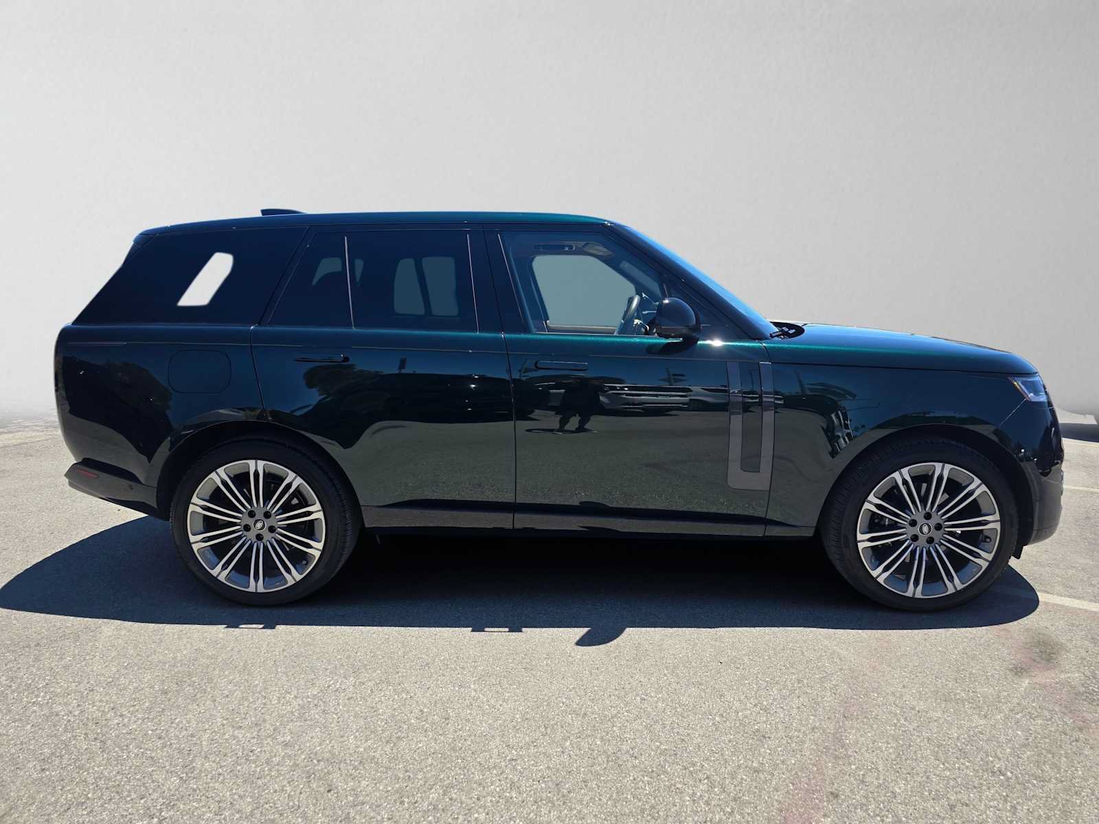 Used 2025 Land Rover Range Rover SE AWD/4WD image 6