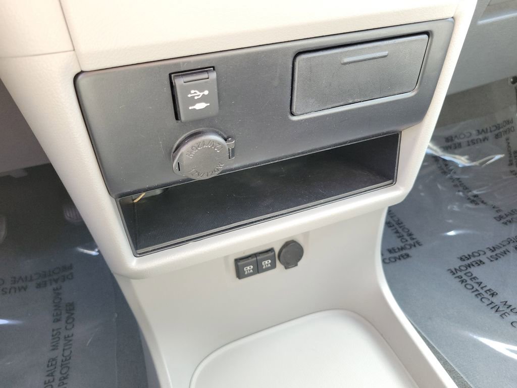 Used 2020 Toyota Sienna L w/ Carpet Mat Package FWD image 13
