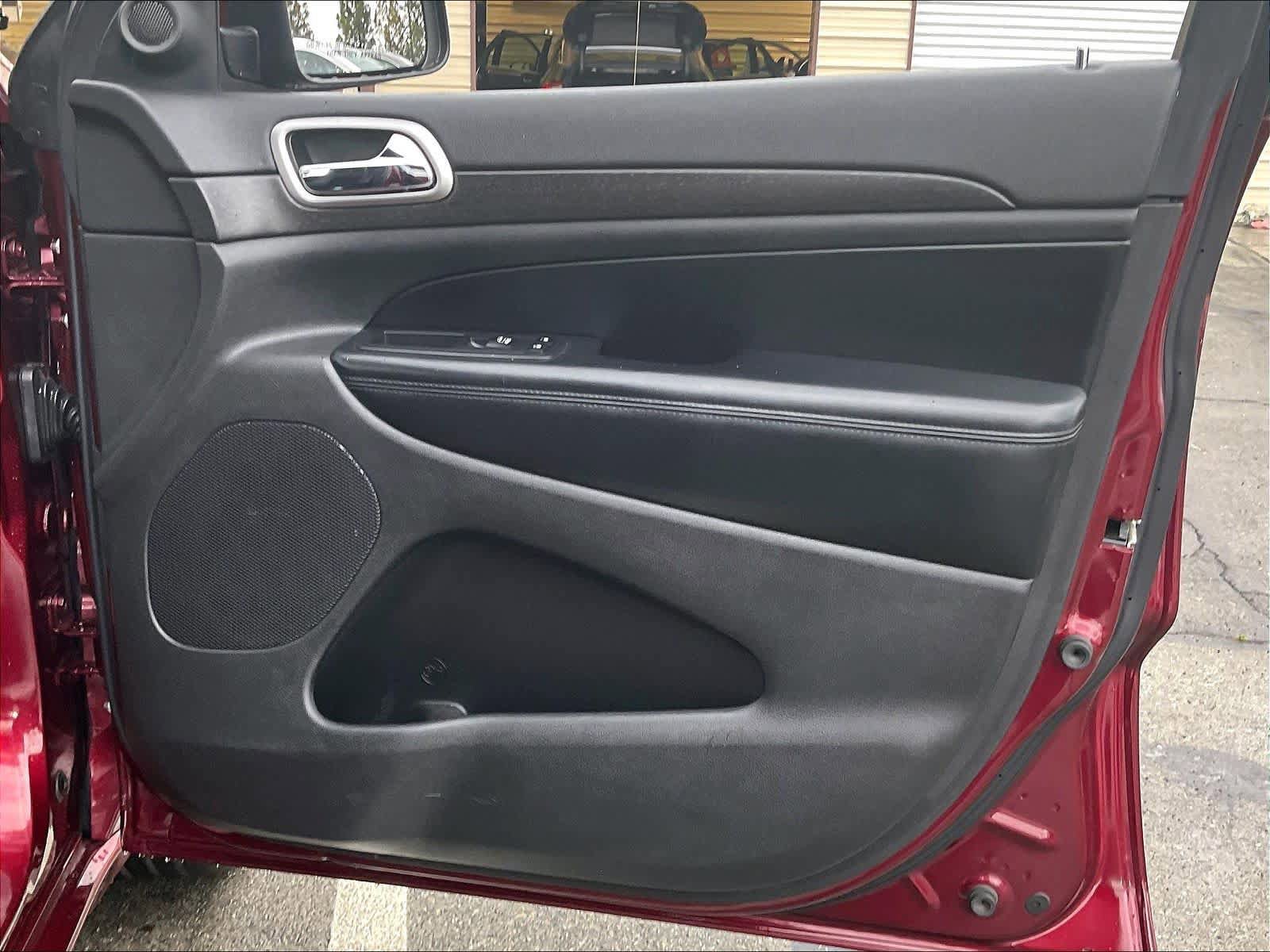 Used 2017 Jeep Grand Cherokee Altitude image 24