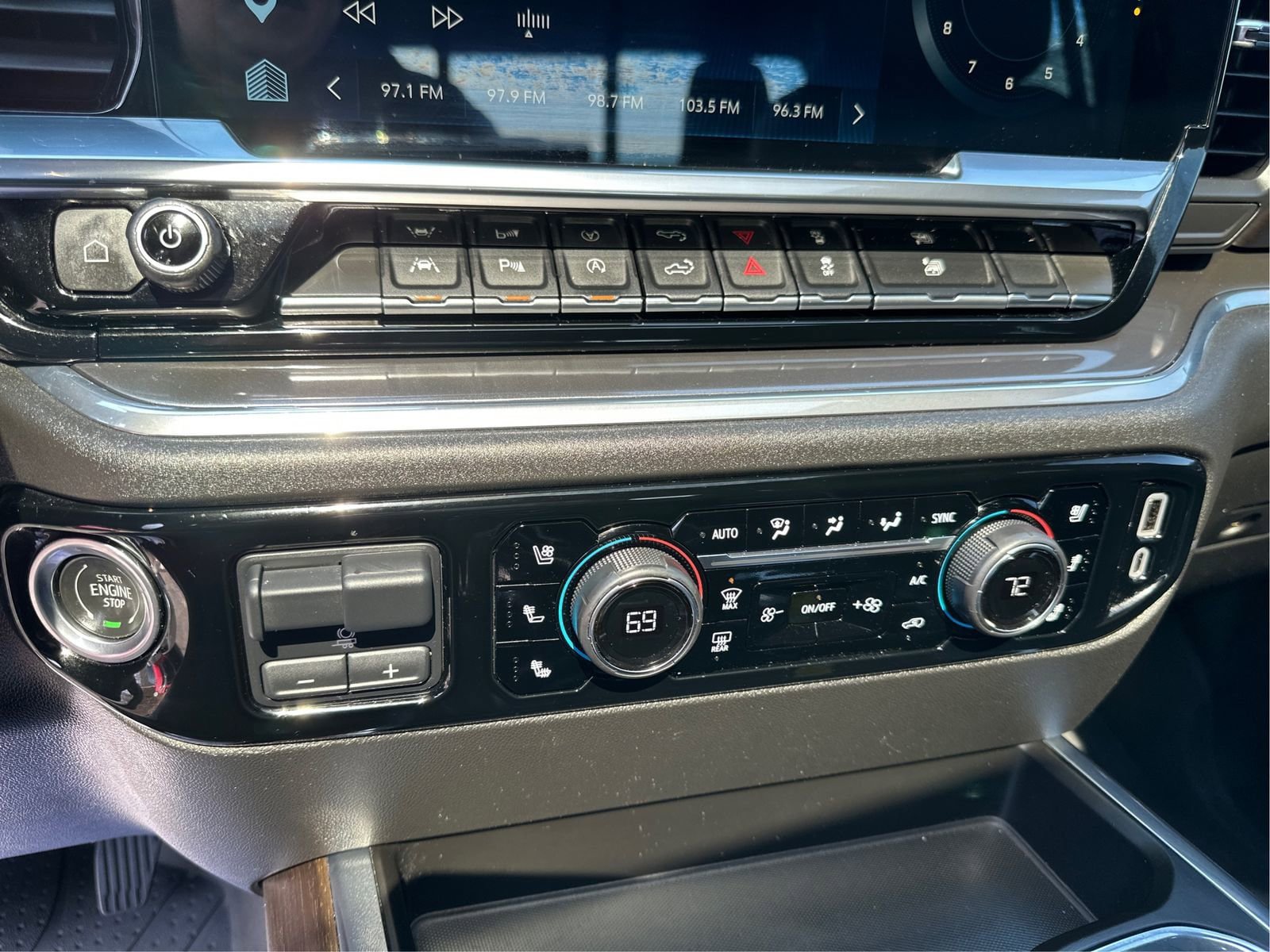 Used 2023 Chevrolet Silverado 1500 High Country w/ High Country Premium Package AWD/4WD image 28
