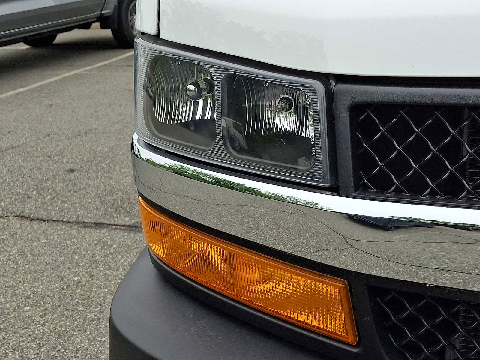 Used 2024 Chevrolet Express 2500 w/ Driver Convenience Package RWD image 9