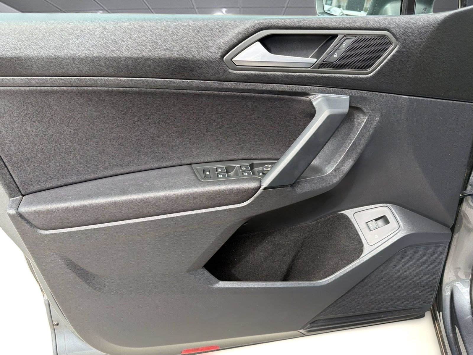 Used 2019 Volkswagen Tiguan SEL R-Line FWD image 14