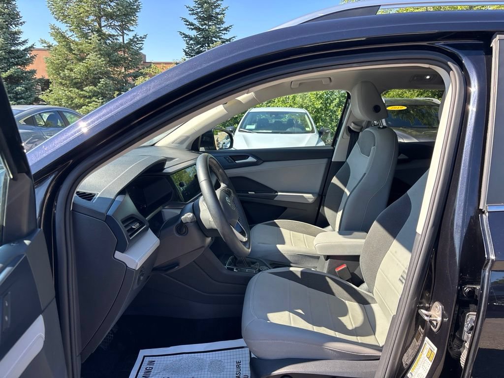 Used 2024 Volkswagen Taos SE w/ Panoramic Sunroof Package AWD/4WD image 17