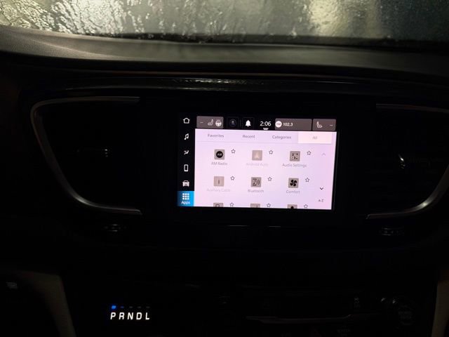 Used 2022 Chrysler Voyager LX FWD image 17