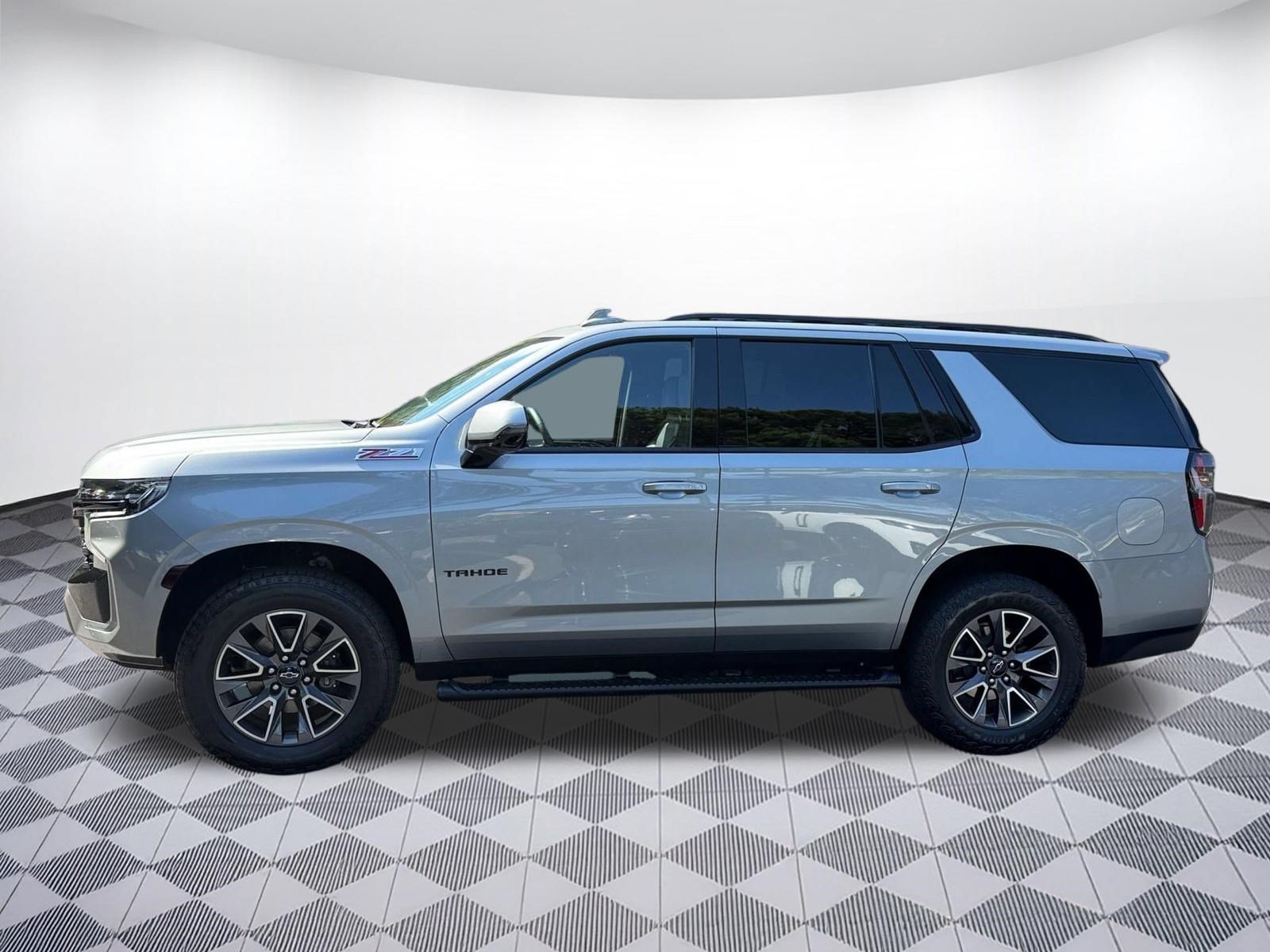 Used 2024 Chevrolet Tahoe Z71 w/ Luxury Package AWD/4WD image 2