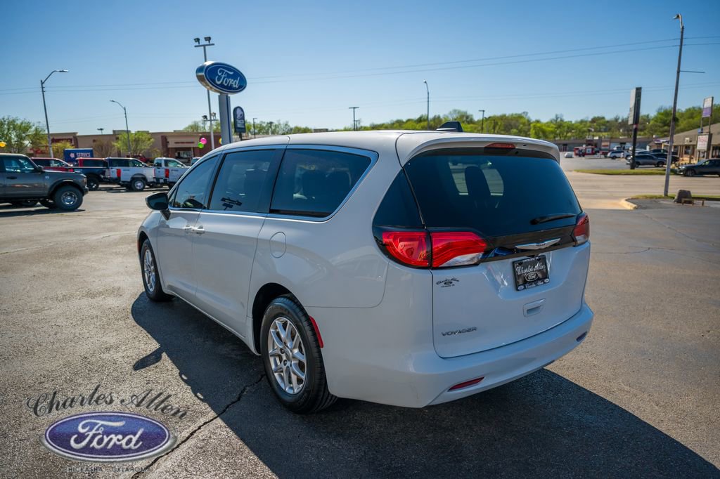 Used 2022 Chrysler Voyager LX image 5
