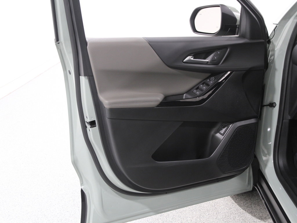 Used 2026 Chevrolet Equinox LT w/ Convenience Package II image 4