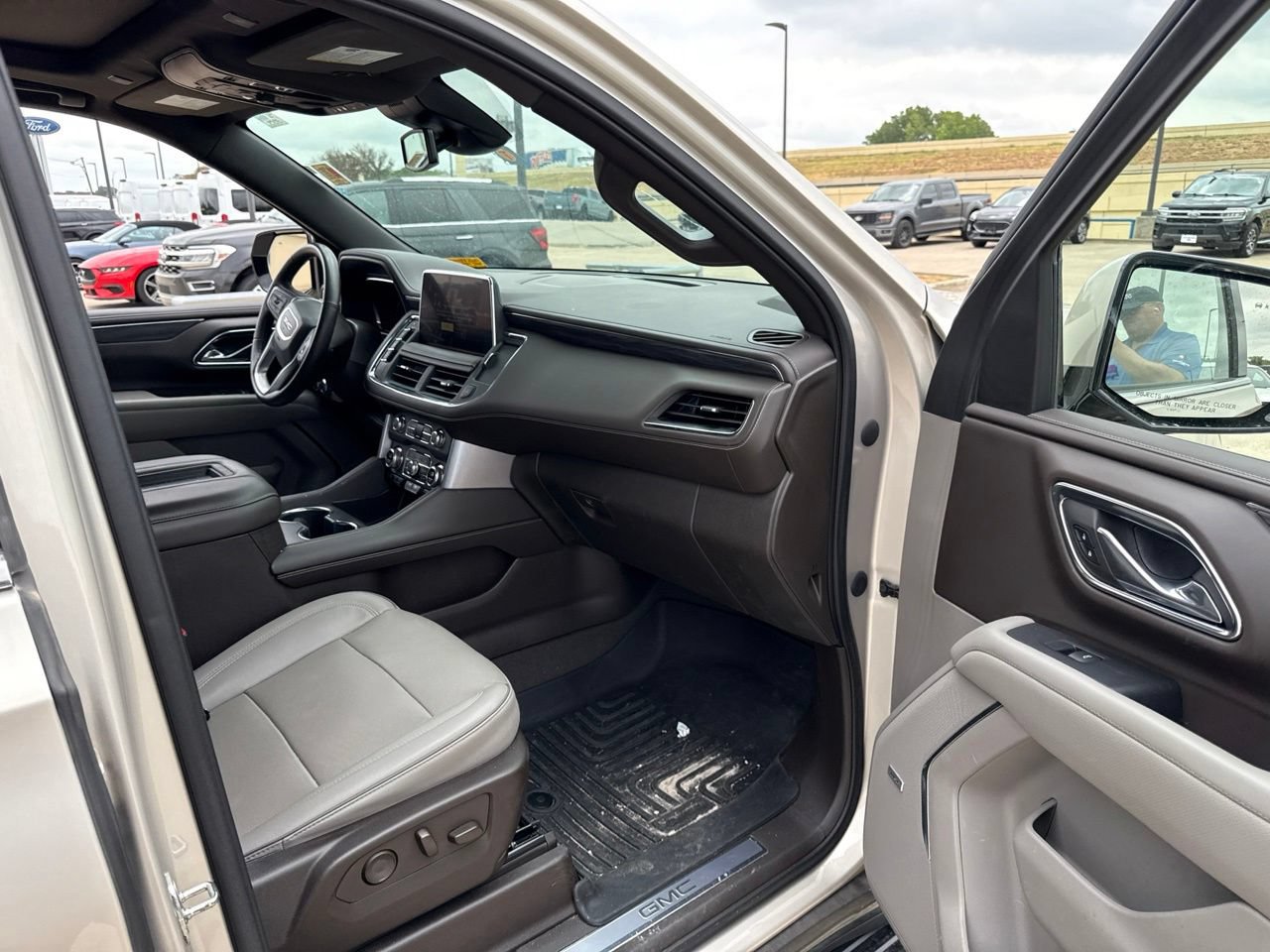 Used 2023 GMC Yukon XL SLT w/ SLT Luxury Package AWD/4WD image 15