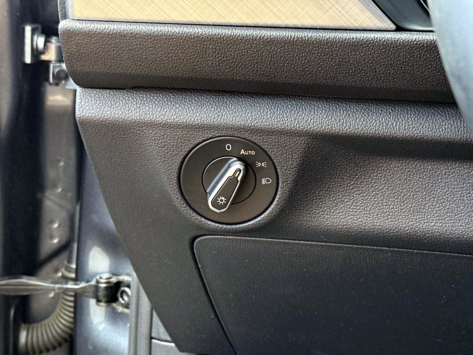 Used 2023 Volkswagen Jetta SE w/ Panoramic Sunroof Package image 27