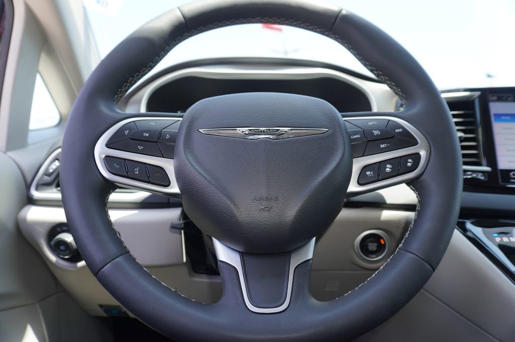 Used 2024 Chrysler Pacifica Touring-L FWD image 23