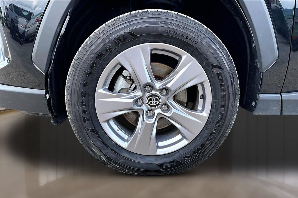 Used 2025 Toyota RAV4 XLE AWD/4WD image 9
