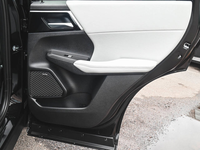 New 2025 Mitsubishi Outlander SE image 13