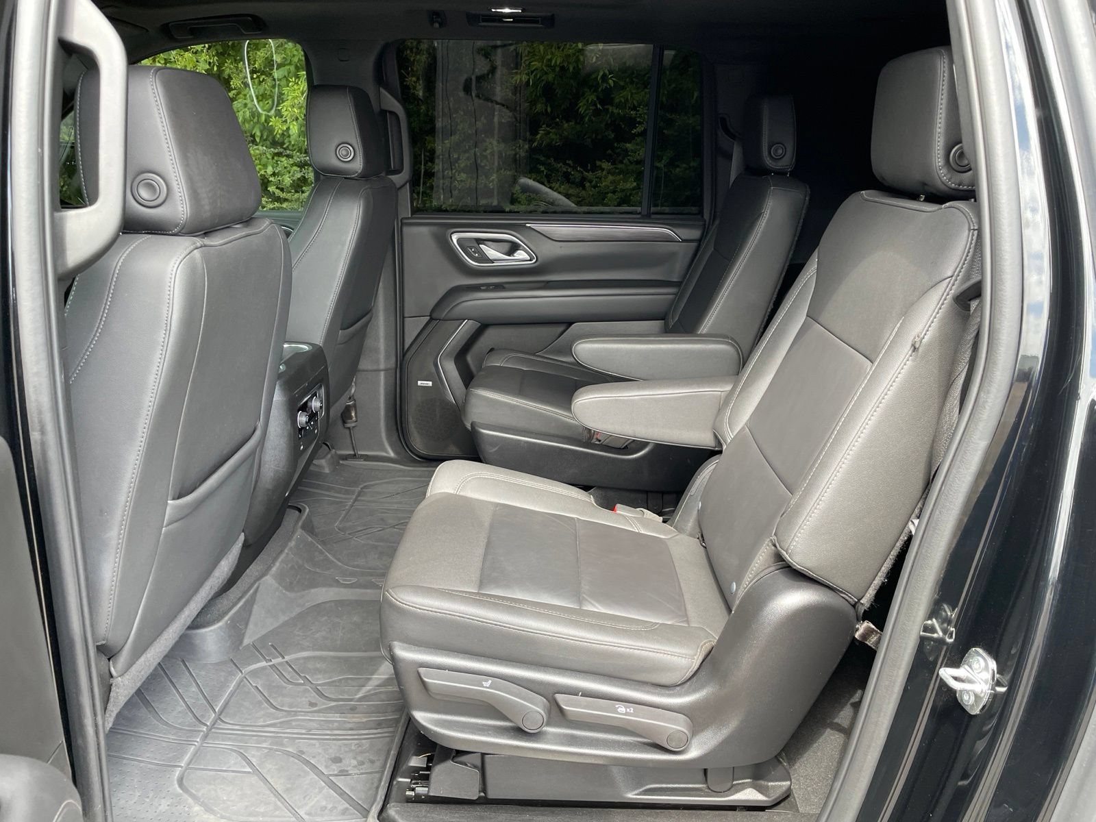 Used 2024 Chevrolet Suburban Z71 w/ Luxury Package AWD/4WD image 39