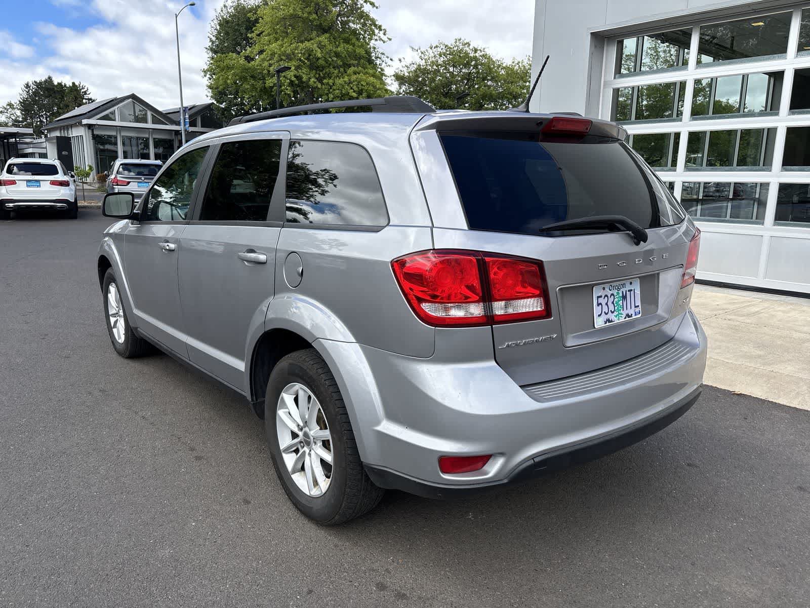 Used 2017 Dodge Journey SXT w/ Comfort/Convenience Group FWD image 3