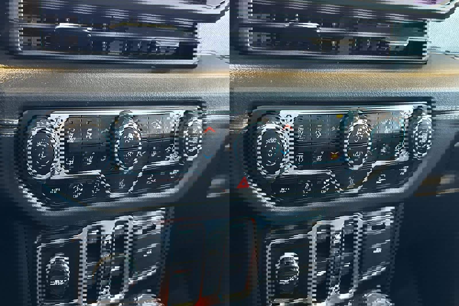 Used 2024 Jeep Wrangler Sahara image 19