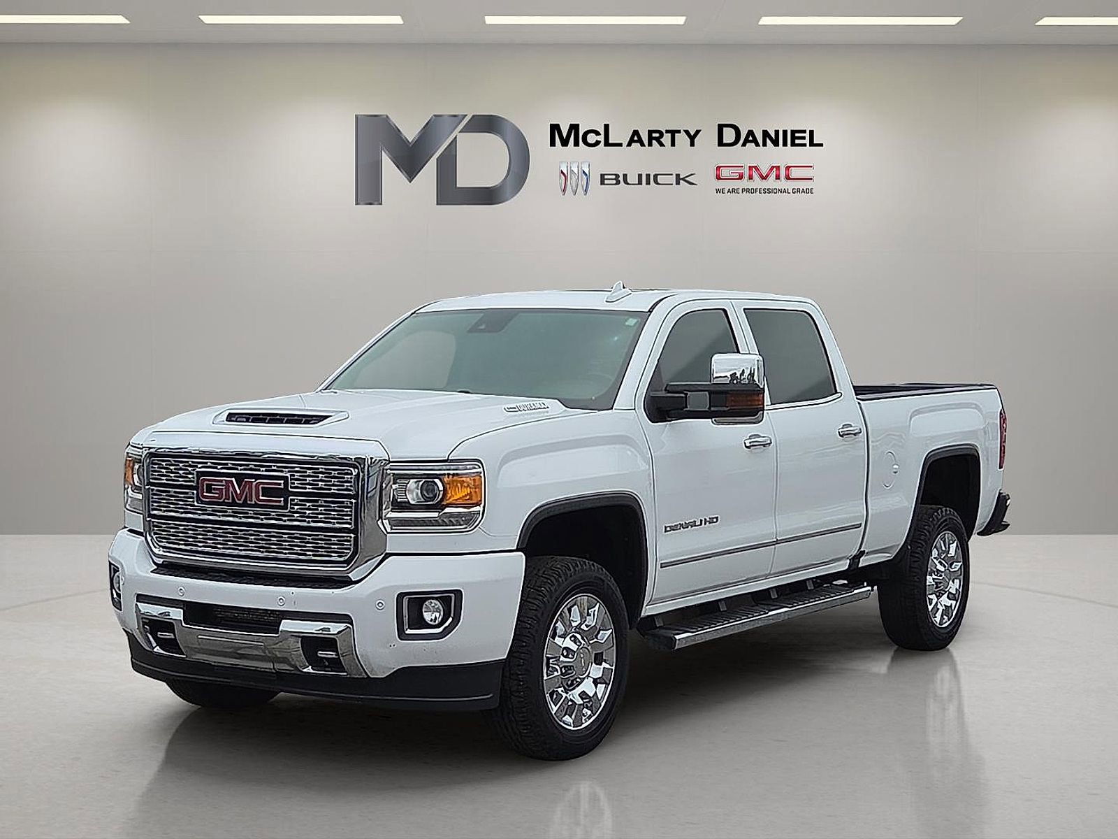 Used 2019 GMC Sierra 2500 Denali w/ Duramax Plus Package AWD/4WD image 2