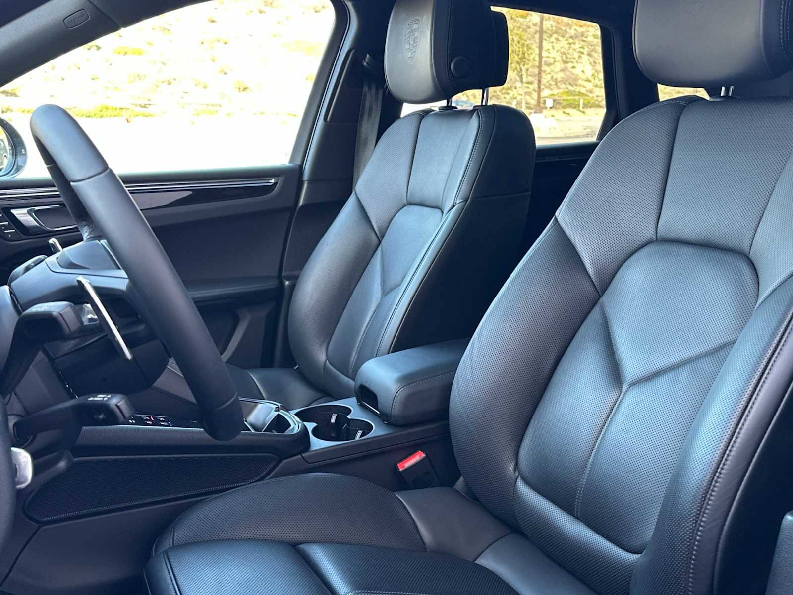 Certified 2025 Porsche Macan image 5