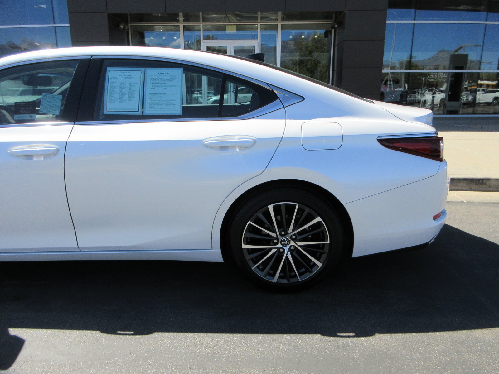 Used 2025 Lexus ES 350 w/ Premium Package FWD image 4