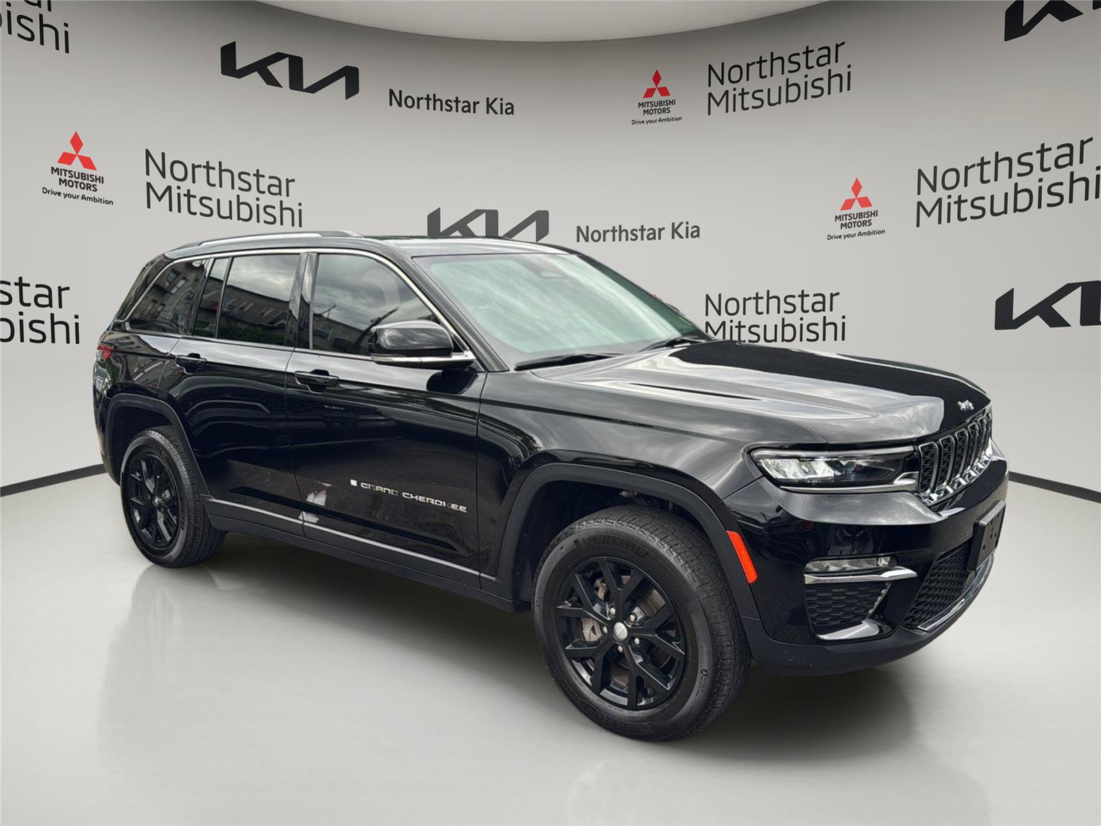 Used 2024 Jeep Grand Cherokee Limited AWD/4WD image 7