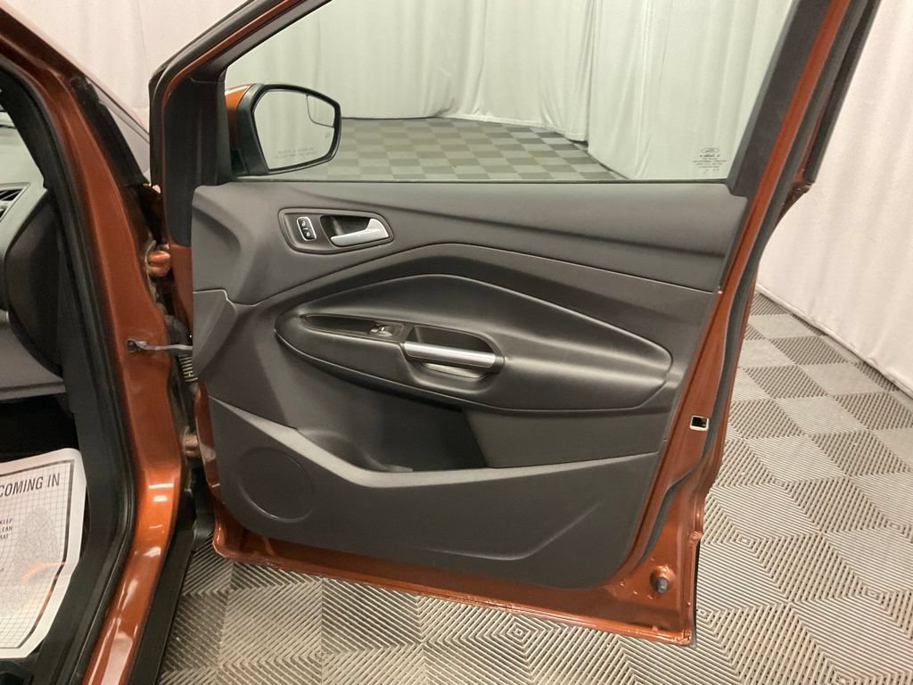 Used 2017 Ford Escape SE w/ SE Cold Weather Package AWD/4WD image 29