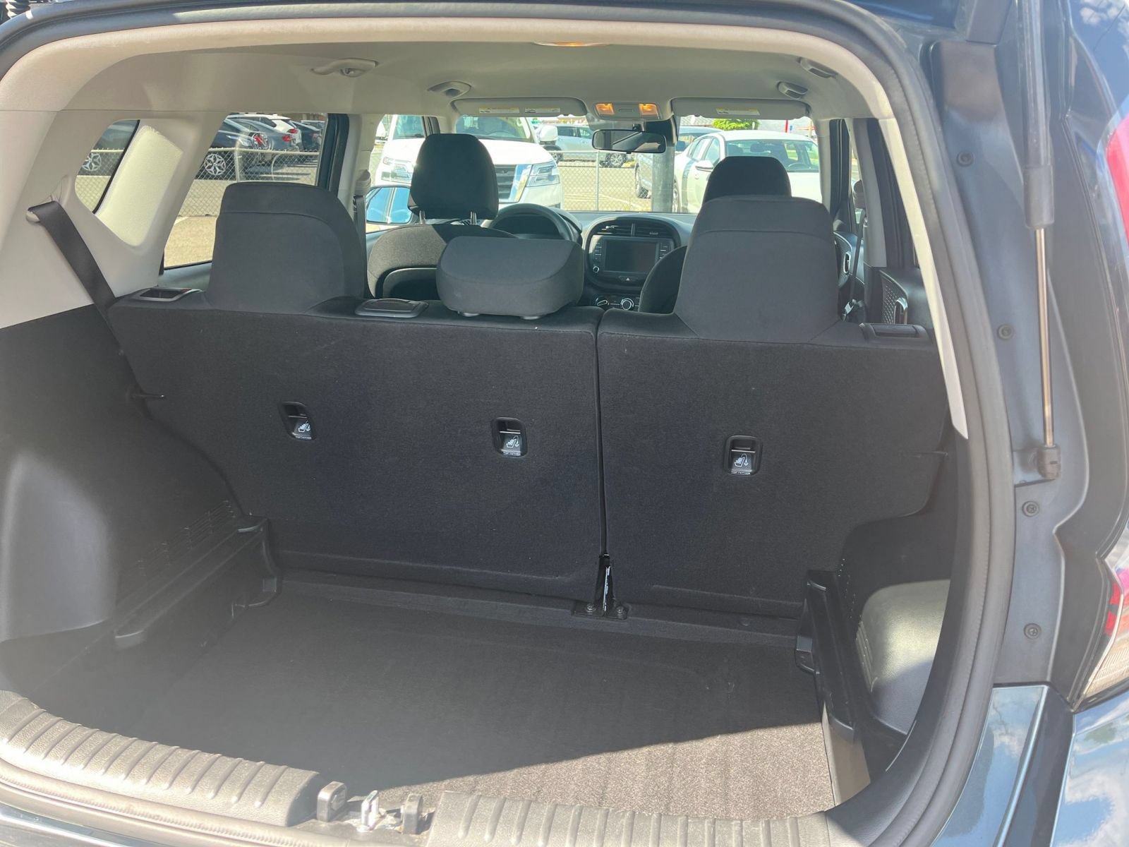 Used 2025 Kia Soul LX w/ LX Technology Package FWD image 28
