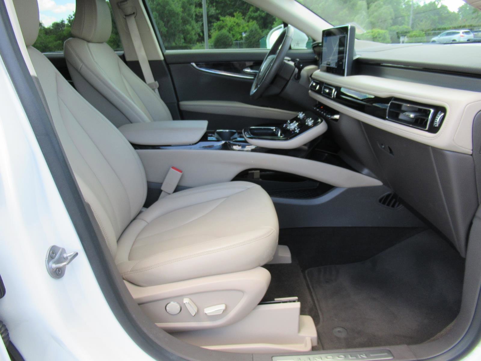 Used 2022 Lincoln Nautilus FWD w/ Premium Package image 10