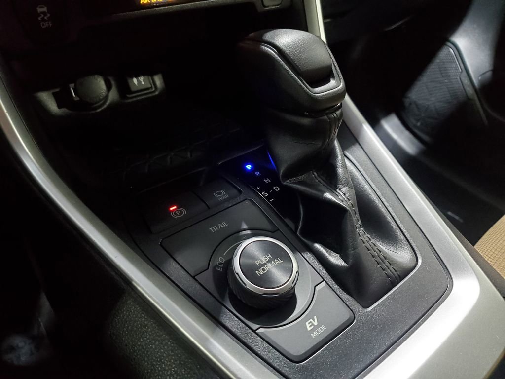 Used 2019 Toyota RAV4 LE AWD/4WD image 16