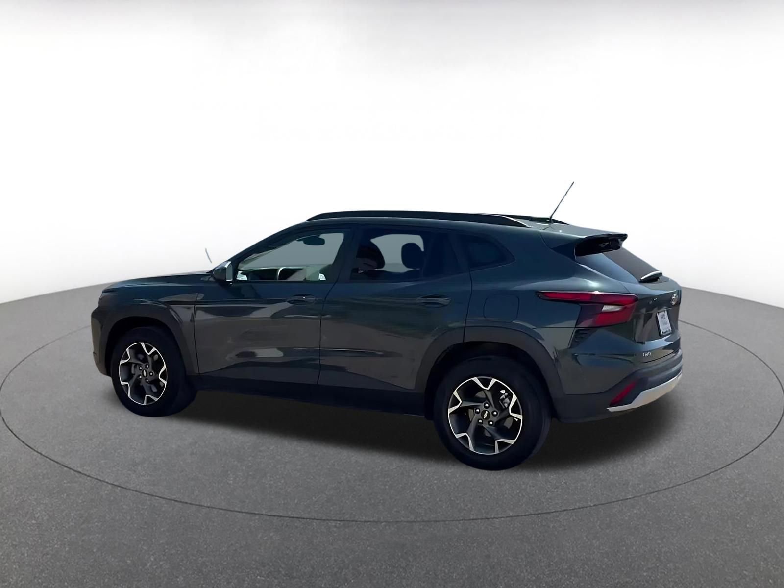 Used 2025 Chevrolet Trax LT w/ LT Convenience Package FWD image 10