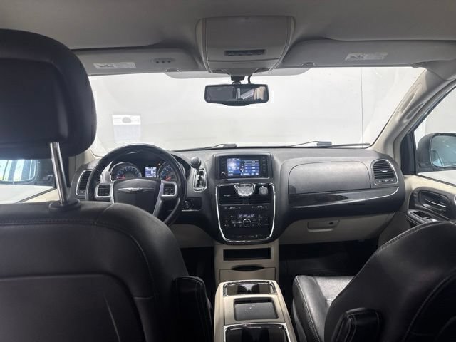 Used 2013 Chrysler Town & Country Touring-L w/ Trailer Tow Group FWD image 17