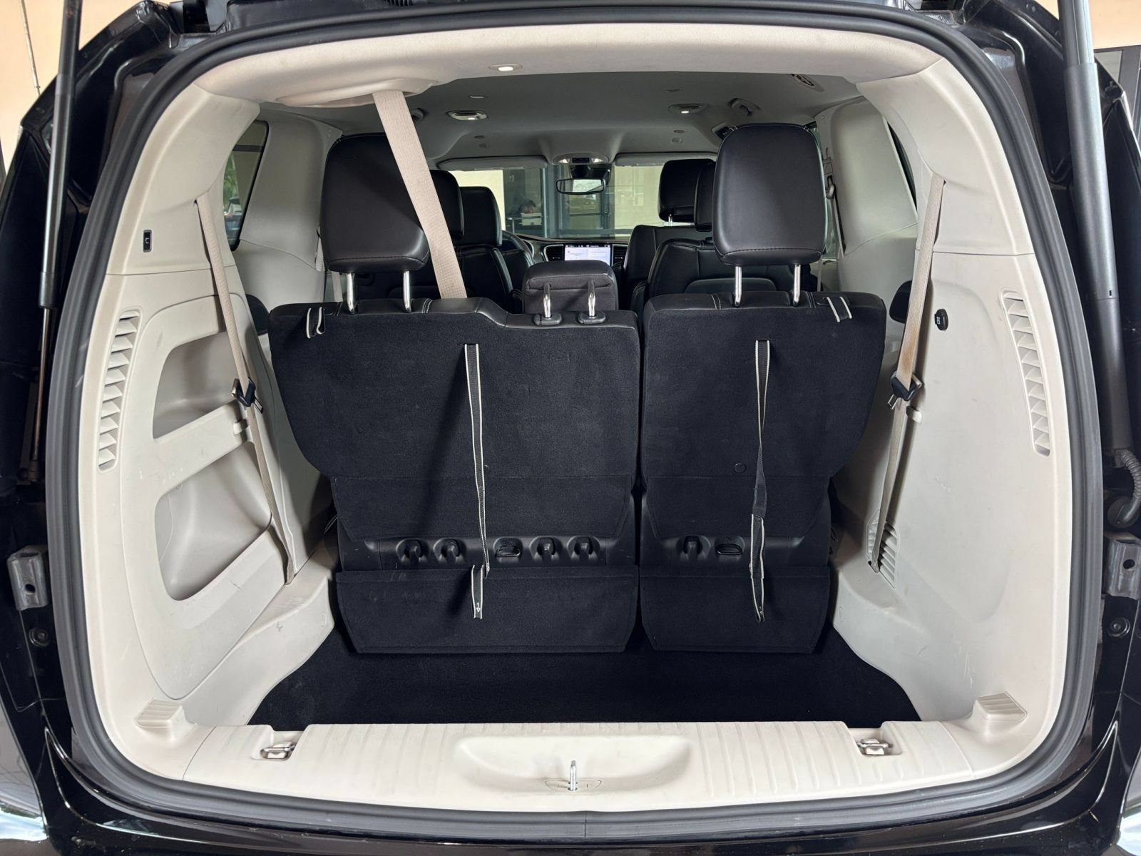Used 2024 Chrysler Pacifica Touring-L FWD image 32