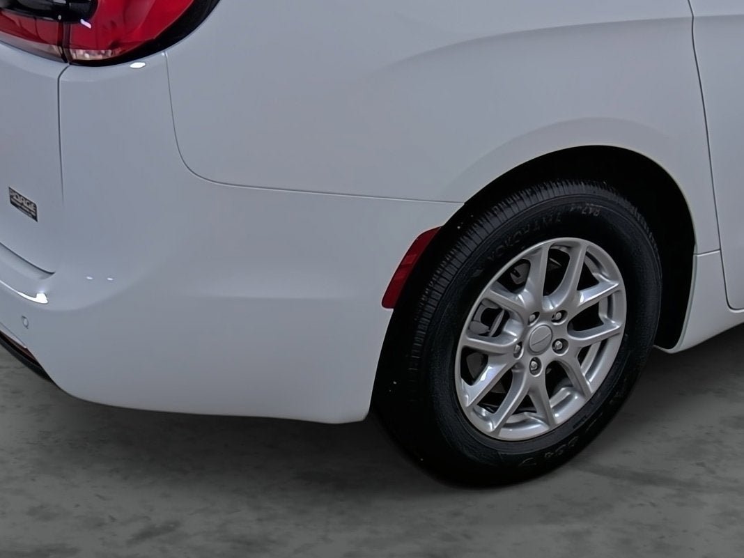 New 2027 Chrysler Pacifica Select FWD image 12