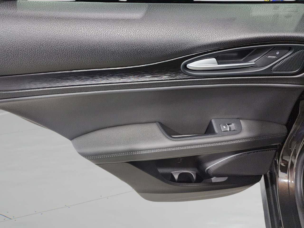 Used 2018 Alfa Romeo Stelvio AWD image 29