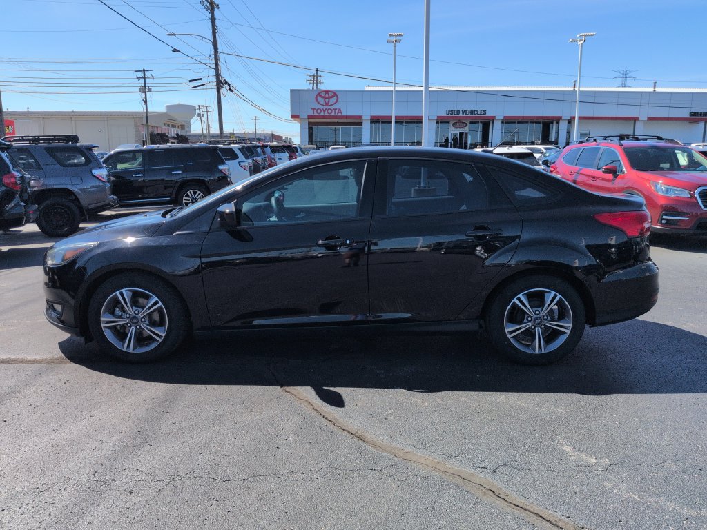 Used 2018 Ford Focus SE w/ SE Appearance Package FWD image 3