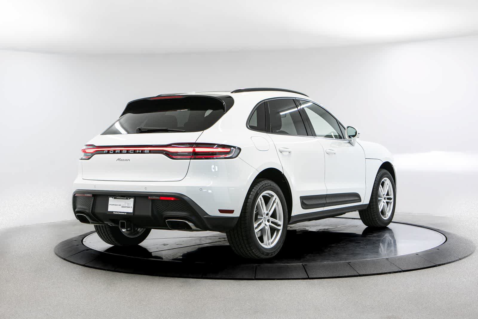 Certified 2025 Porsche Macan AWD/4WD image 7