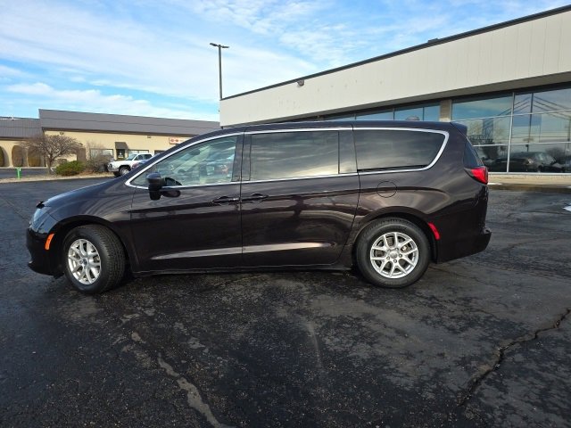 Used 2017 Chrysler Pacifica Touring image 3