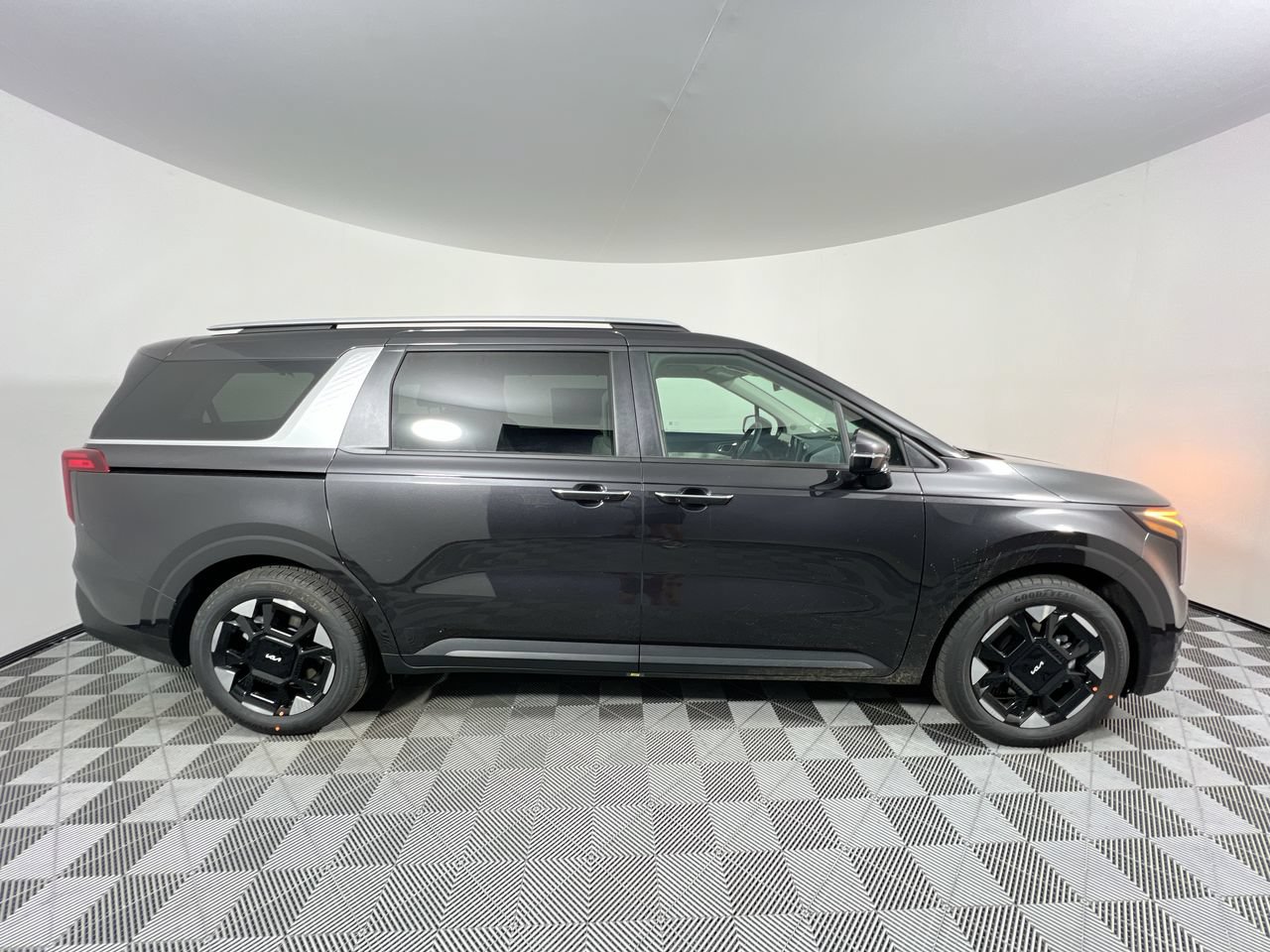 New 2026 Kia Carnival EX FWD image 2