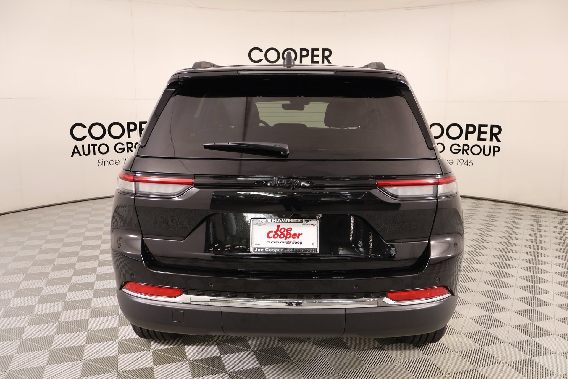 Used 2025 Jeep Grand Cherokee Laredo AWD/4WD image 20