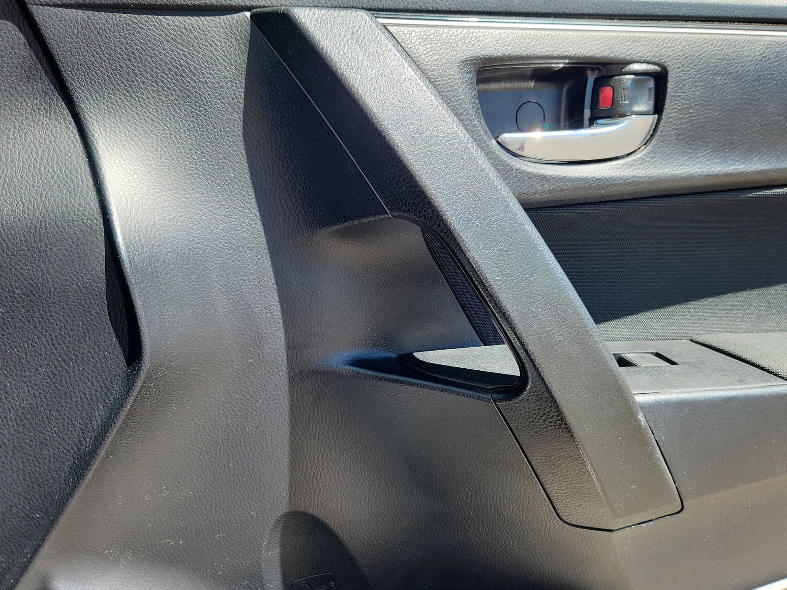 Used 2017 Toyota Corolla LE w/ Carpet Mat Package (TMS) FWD image 15