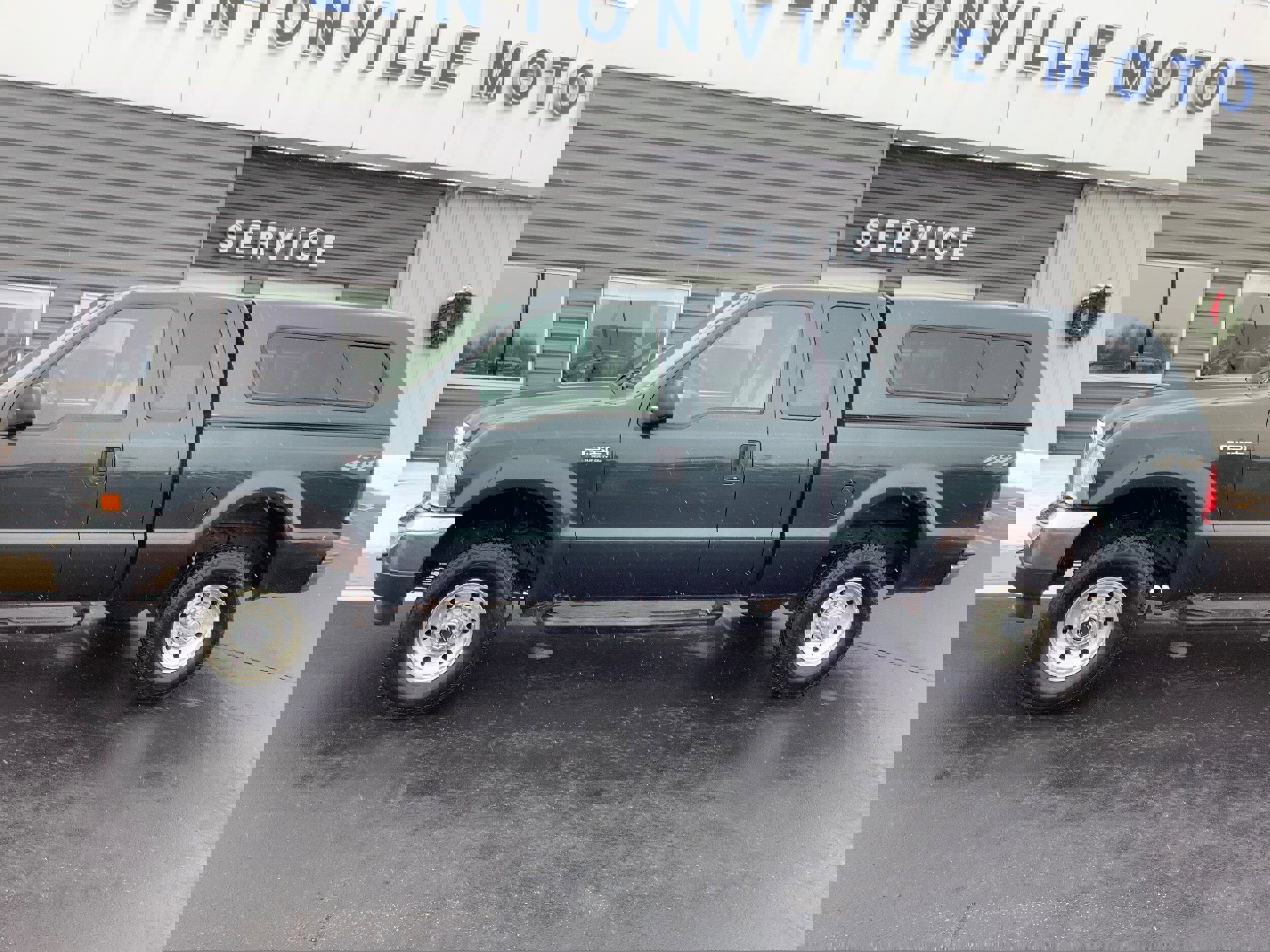 Used 2004 Ford F250 XLT image 2