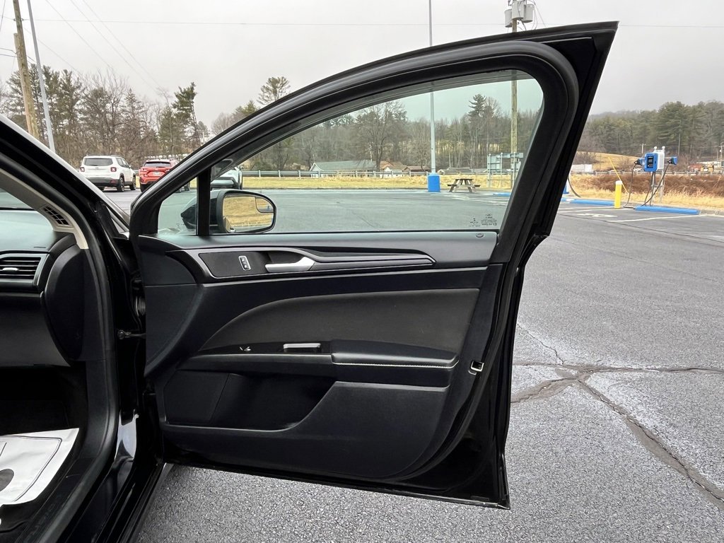 Used 2018 Ford Fusion SE w/ Equipment Group 601A image 16