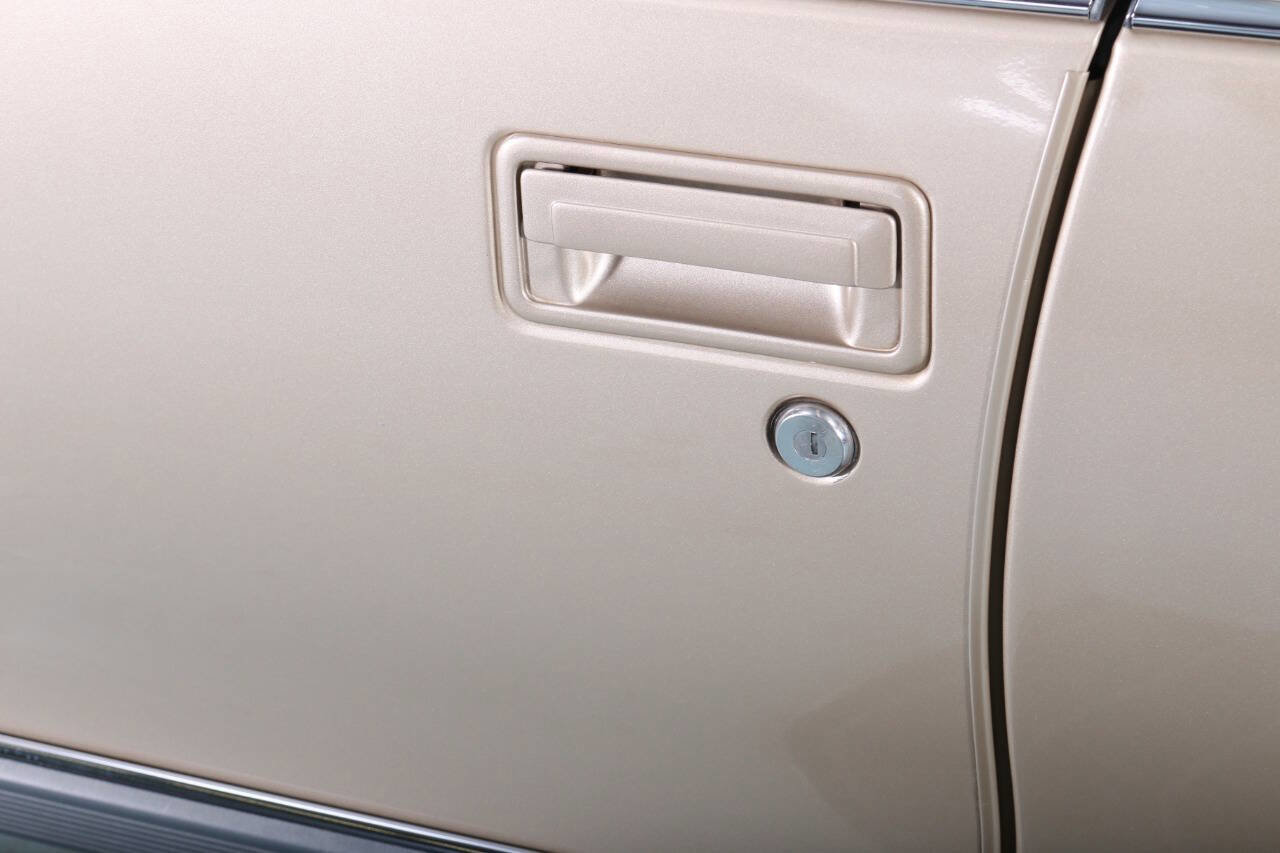Used 1994 Cadillac Fleetwood Brougham RWD image 55