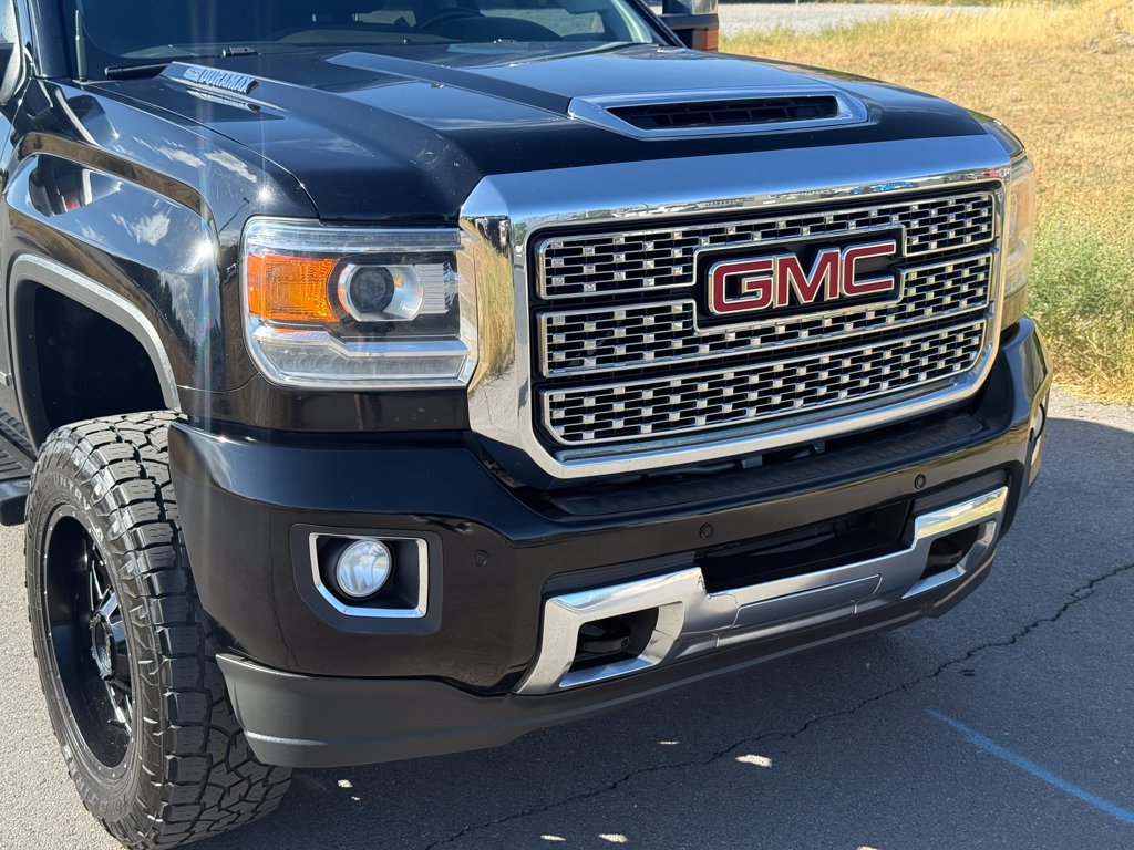 Used 2018 GMC Sierra 3500 Denali w/ Suspension Package, Off-Road AWD/4WD image 3