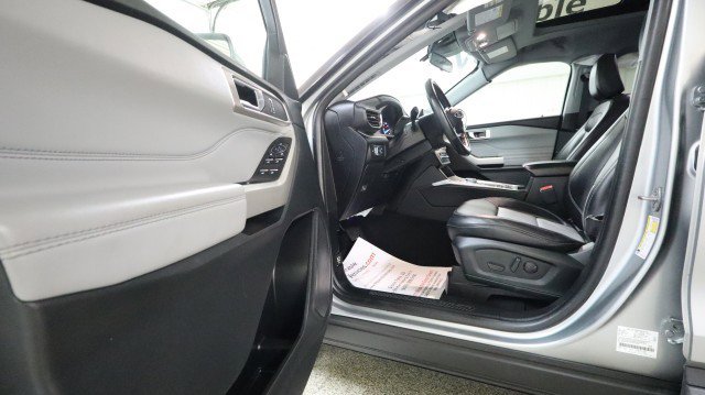 Used 2022 Ford Explorer XLT w/ Equipment Group 202A image 9