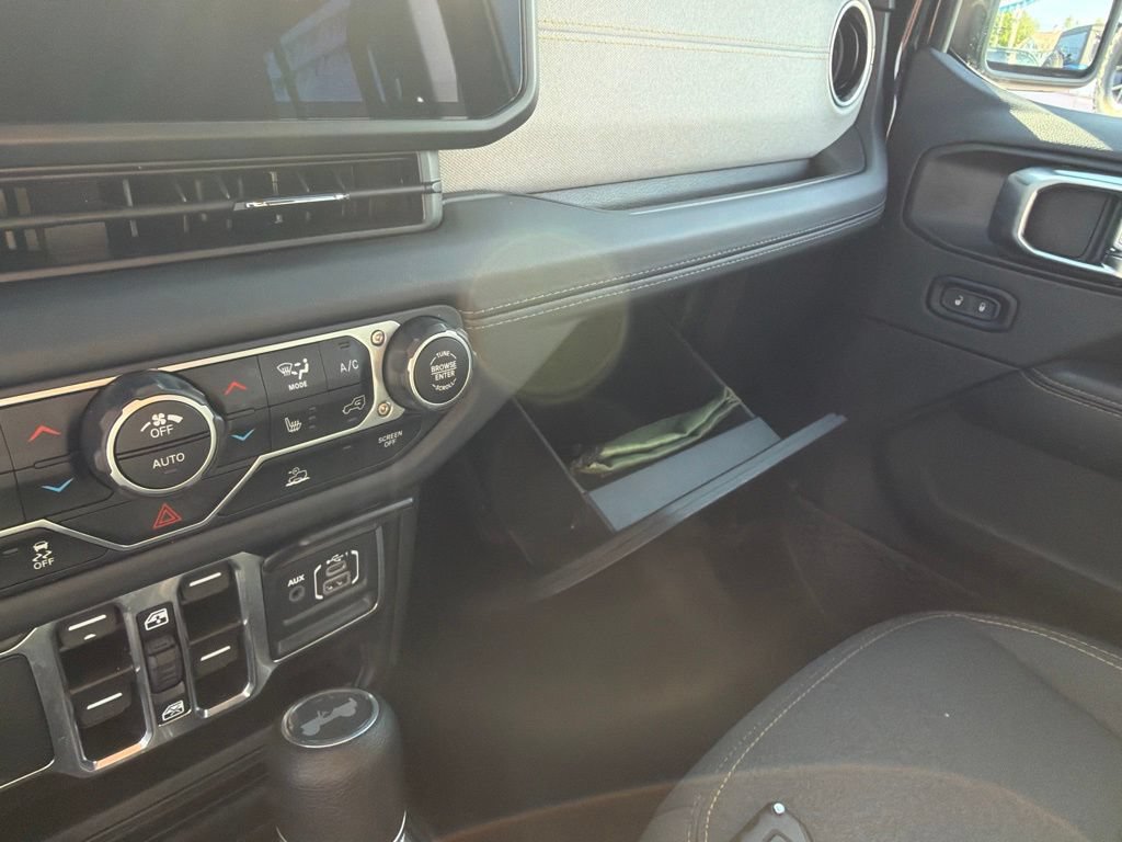 Used 2025 Jeep Wrangler Unlimited Sahara AWD/4WD image 27