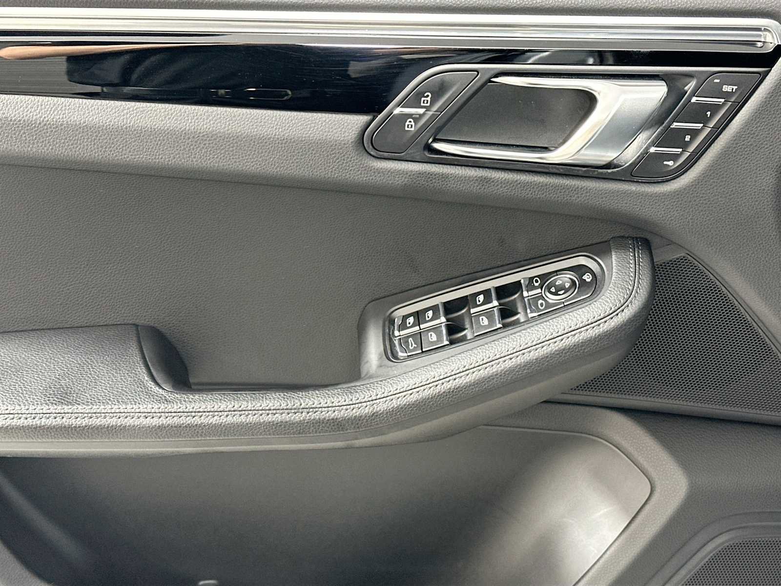 Certified 2025 Porsche Macan image 9