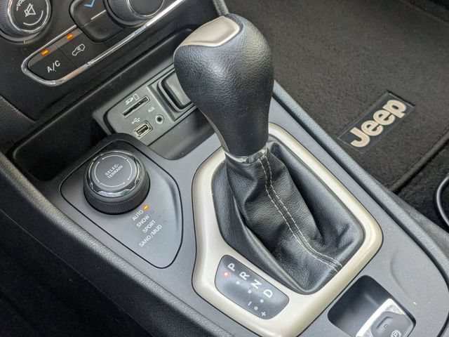 Used 2015 Jeep Cherokee Latitude AWD/4WD image 13