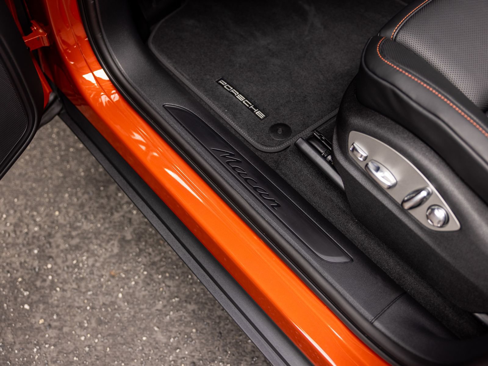 Certified 2025 Porsche Macan AWD/4WD image 42